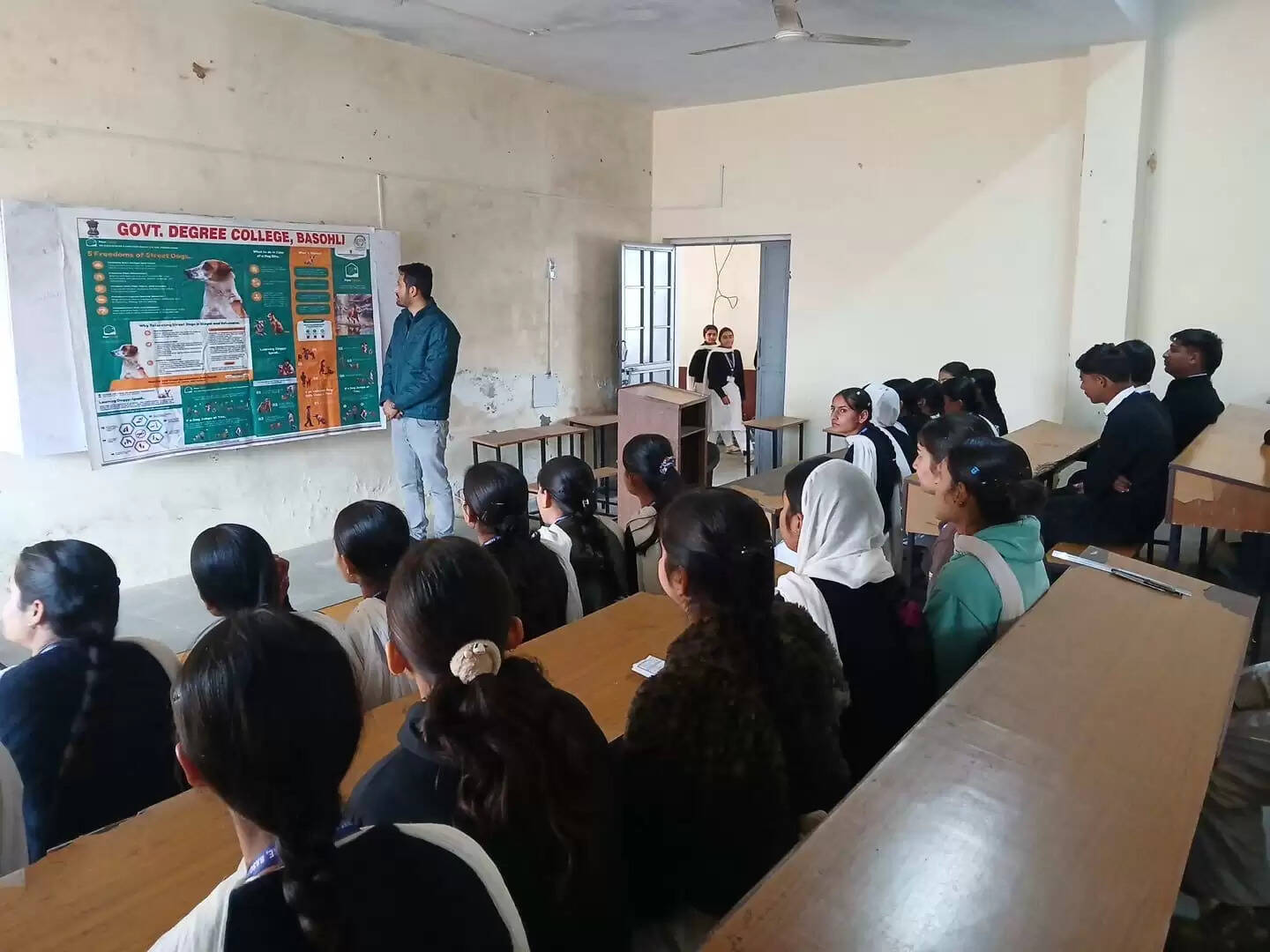 आवारा कुत्तों के प्रति जागरूकता कार्यक्रम का आयोजन