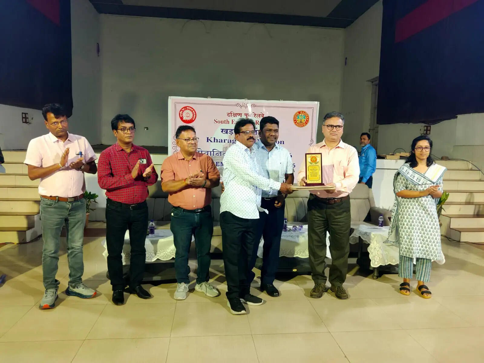 खड़गपुर मंडल में सेवानिवृत्त रेल अधिकारियों और कर्मचारियों का सम्मान