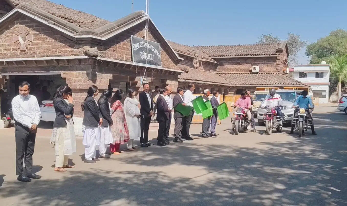 दमोहःनेशनल लोक अदालत 14 मार्च को जागरूकता के लिए दमोह न्यायालय से निकली प्रचार रैली