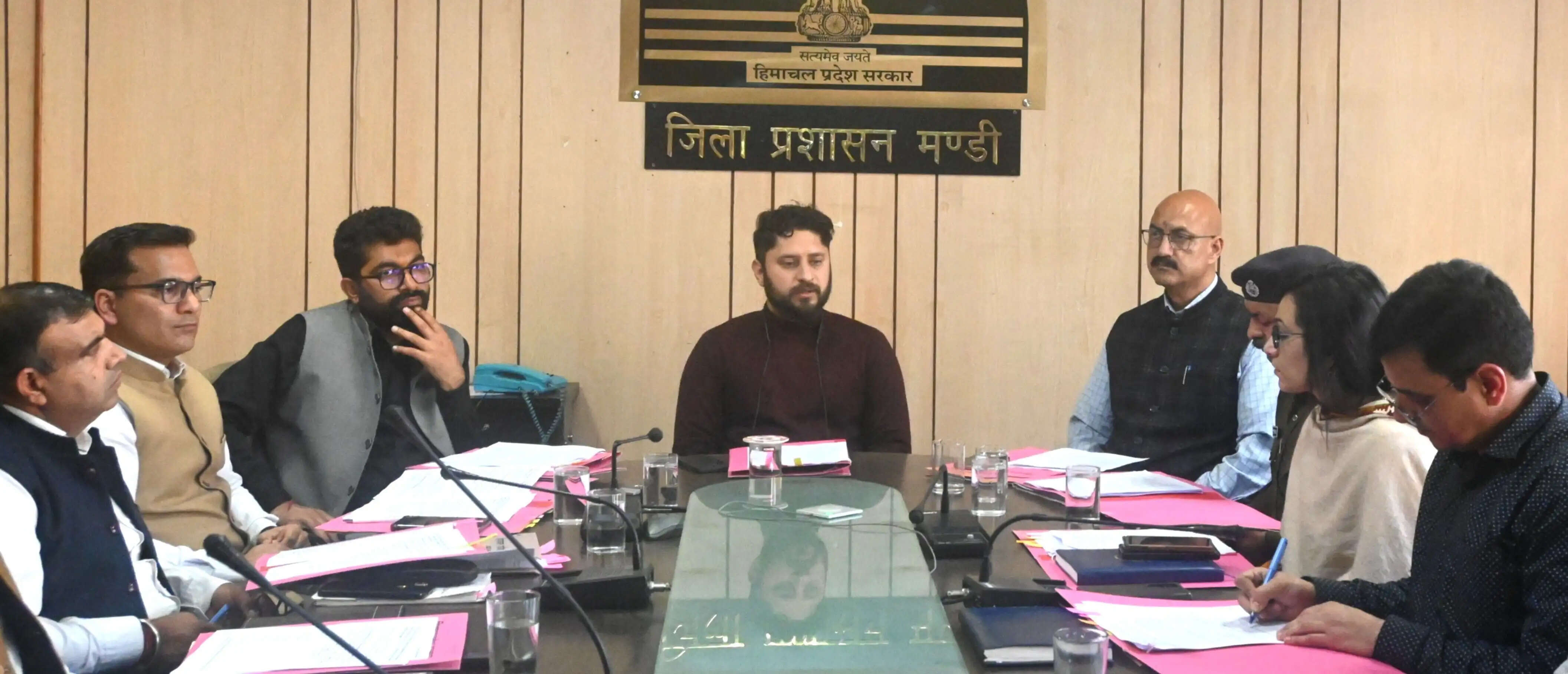 दिव्यांगजनों, सफाई कर्मचारियों और कमजोर वर्गों के कल्याण की योजनाओं की हुई समीक्षा