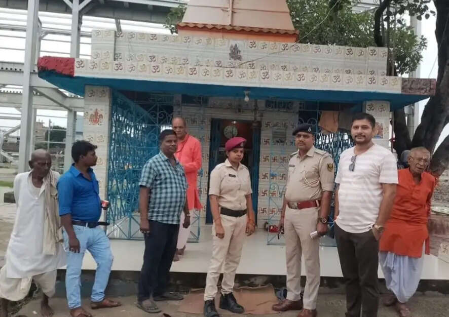 जोगबनी रेलवे यार्ड स्थित शिव मंदिर से शिव और पार्वती की चांदी की मुकुट चोरी