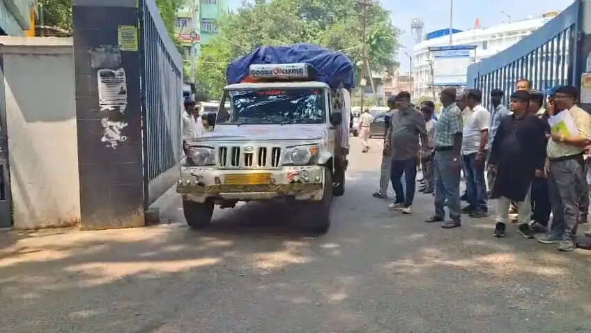 मालदा में कारोबारी संगठनों की पहल, भूतनी के बाढ़ प्रभावितों के लिए भेजी गई 10 ट्रक राहत सामग्री
