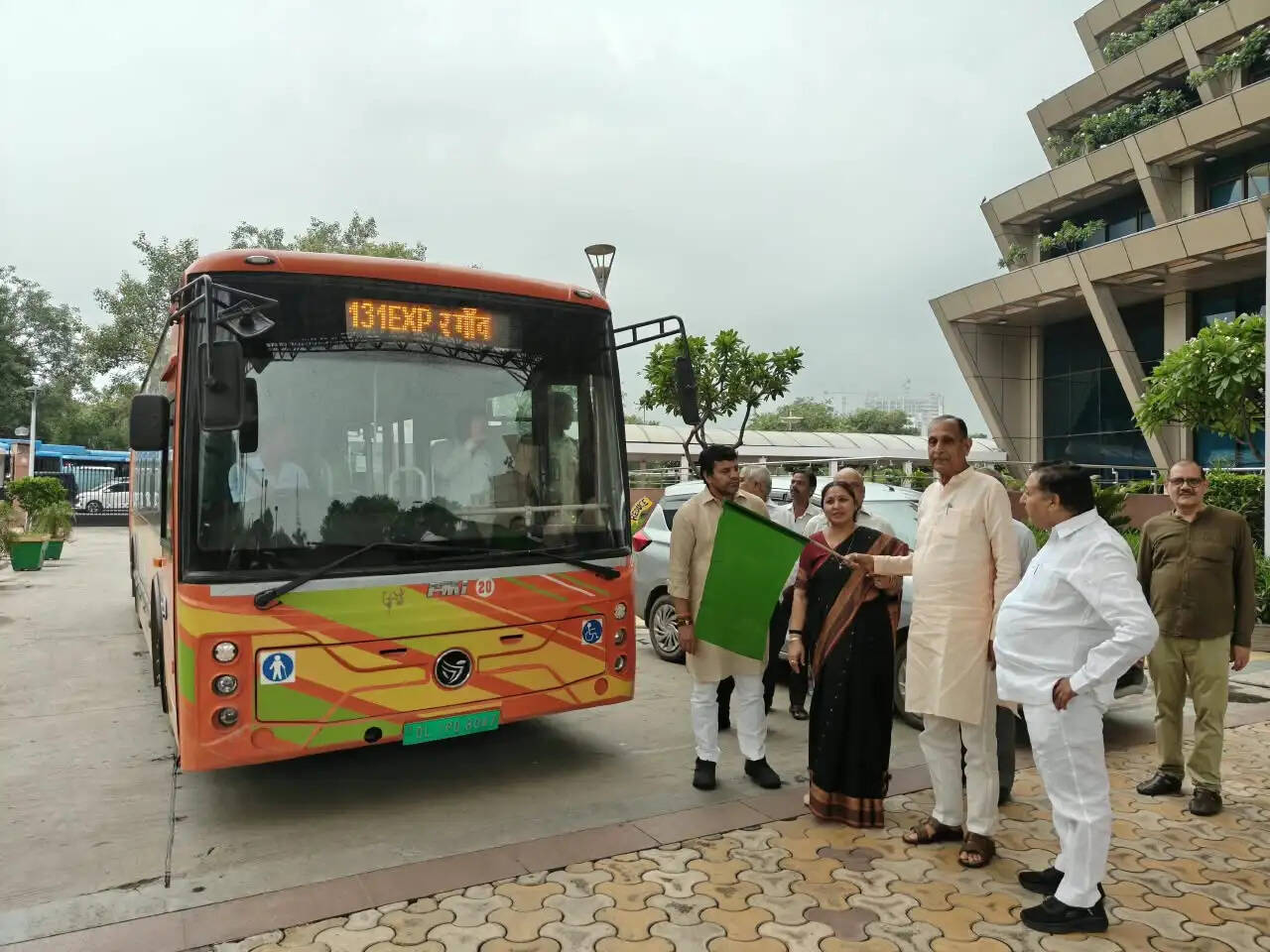 नेता सदन जय भगवान यादव एवं स्थायी समिति अध्यक्ष ने डीटीसी की नई बस सेवा को दिखाई हरी झण्डी