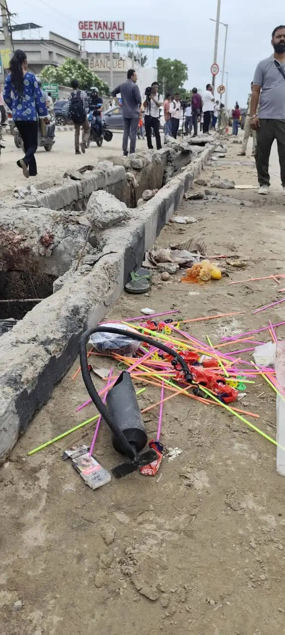 रेलिंग तोड़ फुटपाथ पर चढ़ा बेकाबू ट्रेलर: &nbsp;पिता और तीन मासूमों की मौत