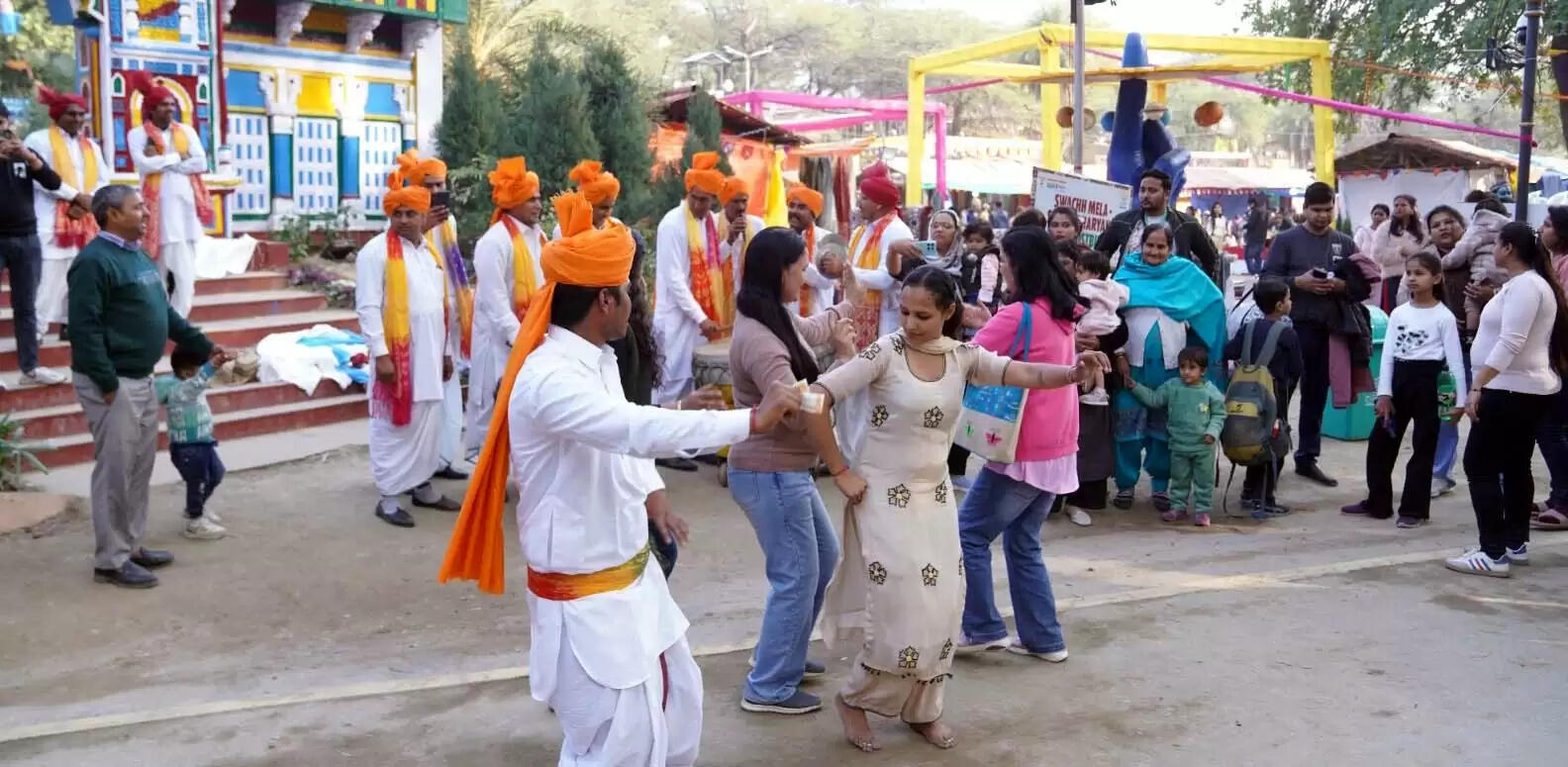 फरीदाबाद : सूरजकुंड मेले को लेकर युवाओं में उत्साह, पर्यटकों का लग रहा जमघट