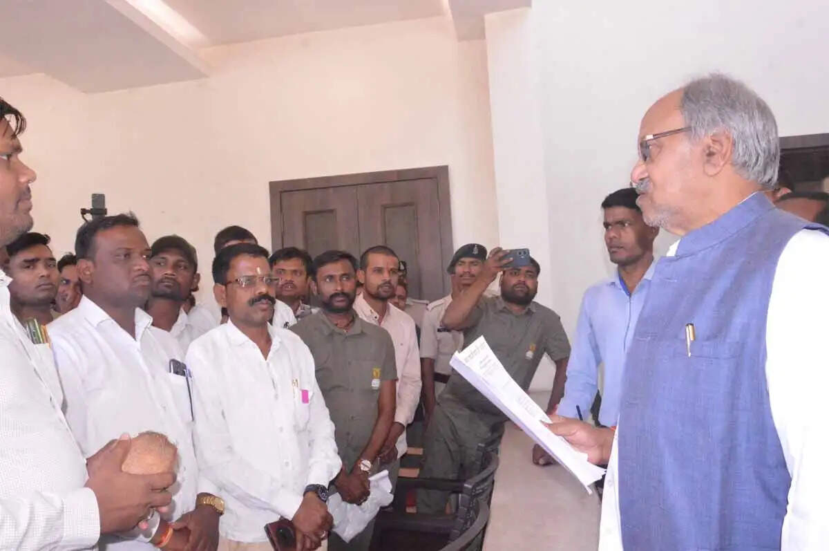 जंगल सफारी में&nbsp;बस संचालन निजीकरण के विरोध में कर्मचारियाें&nbsp;ने&nbsp;सांसद अग्रवाल&nbsp;को सौंपा ज्ञापन