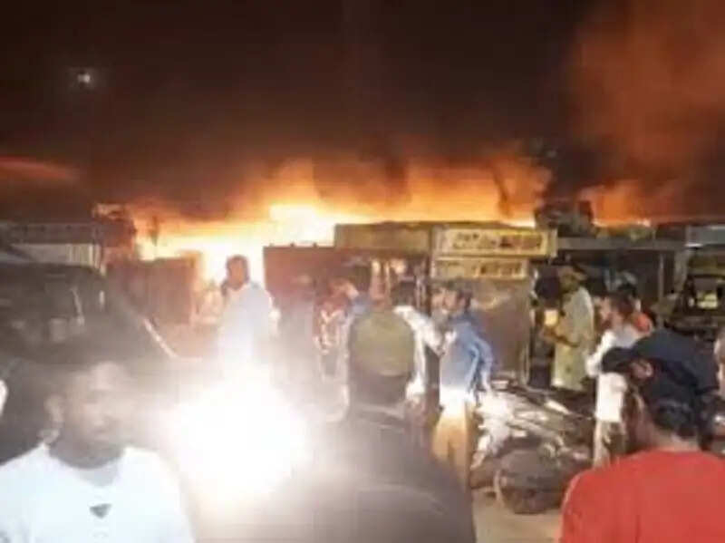 भोपाल में देर रात आग से हड़कंप, लक्ष्मी टॉकीज इलाके में फल के ठेले जलकर खाक,&nbsp;अफरा-तफरी&nbsp;मची