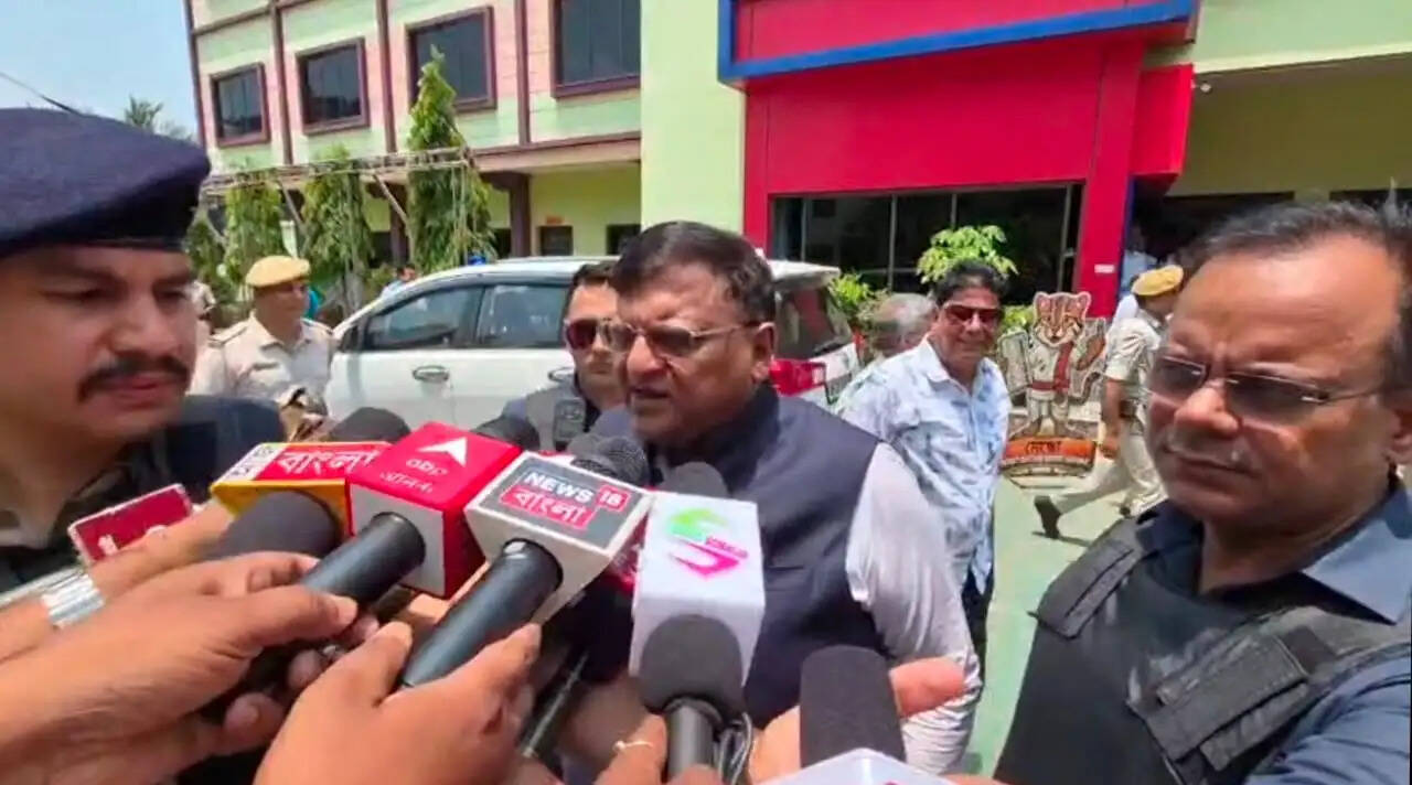 आरामबाग दौरे पर पहुंचे मुख्य चुनाव अधिकारी मनोज अग्रवाल