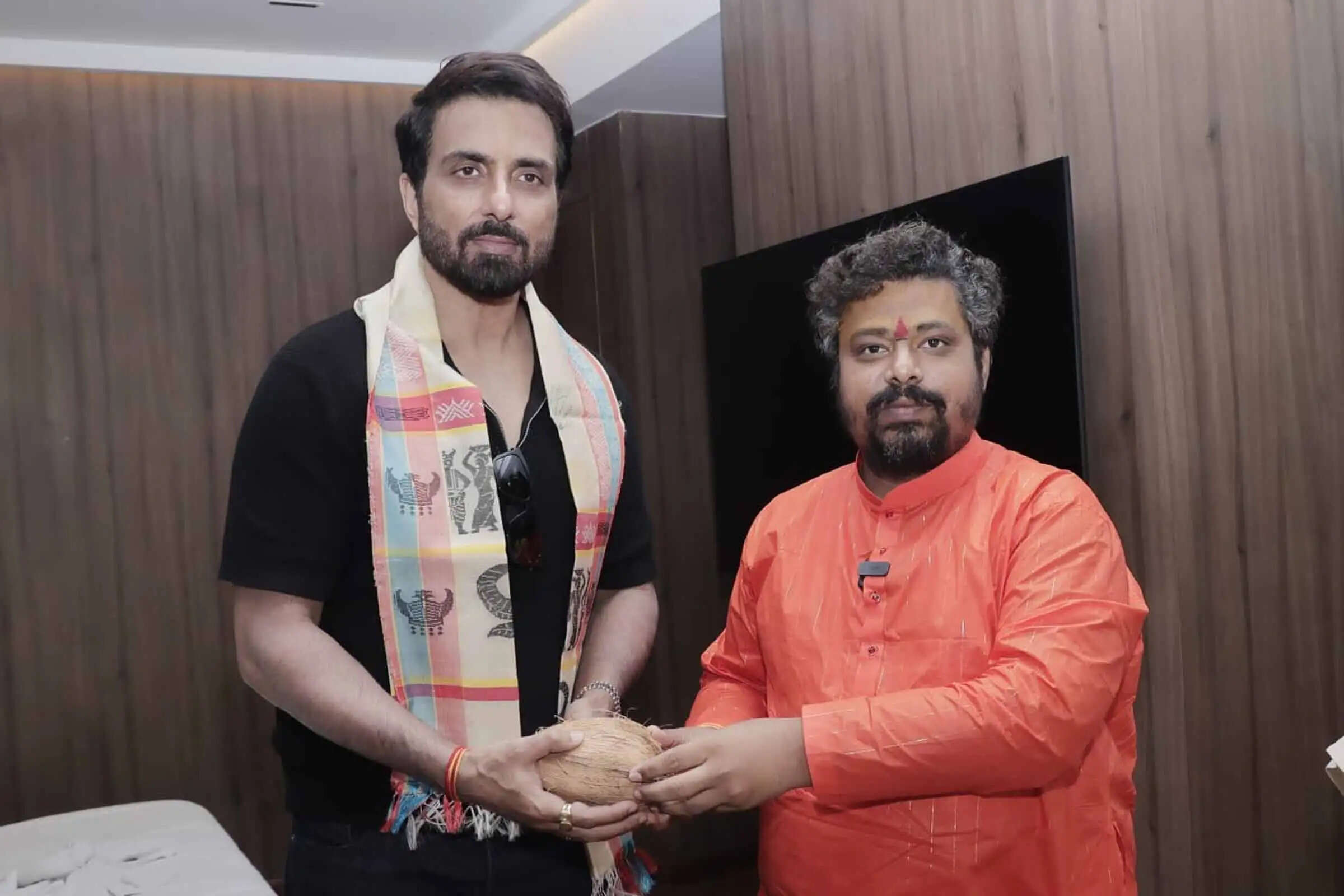 बस्तर में जनसेवा का नया अध्याय: सोनू सूद और माँ मातंगी दिव्य धाम मिलकर बढ़ाएंगे सेवा कार्य