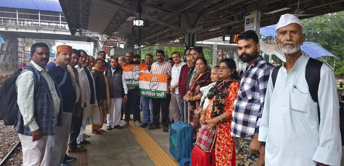 'वोट बचाओ, देश बचाओ' महारैली में शामिल होने दिल्ली रवाना हुए देवरिया के सैकड़ों कांग्रेसी