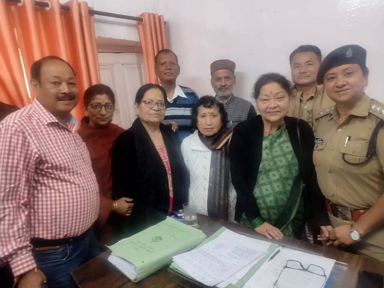 पेंशनरों के पहचान पत्र और शहर की यातायात व्यवस्था पर अधिकारियों से मिले पेंशनर