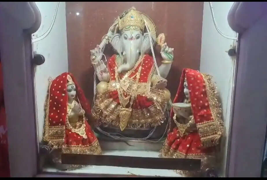 पत्नी बच्चे के साथ दर्शन करने गए चोर ने मंदिर से पार किये चांदी के 07 मुकुट, घटना सीसीटीवी में कैद