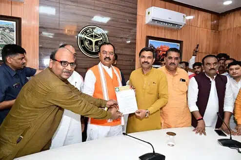 अधिवक्ताओं ने चैम्बर्स को लेकर उप मुख्यमंत्री केशव माैर्य को सौंपा ज्ञापन