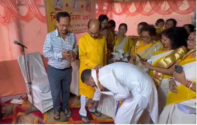 शिक्षक दिवस पर गुरु के घर पहुंचे मंत्री शंकर घोष, पैर छूकर लिया आशीर्वाद; भावुक हुए बचपन के शिक्षक