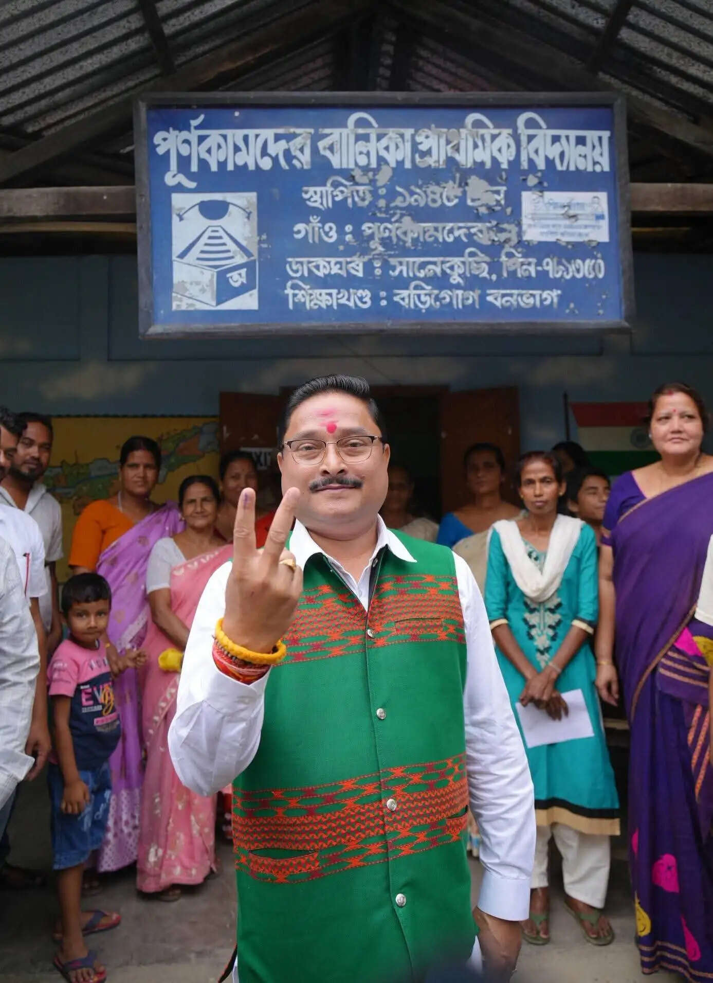 असम भाजपा अध्यक्ष दिलीप सैकिया ने किया मतदान, लोगों से की मतदान की अपील