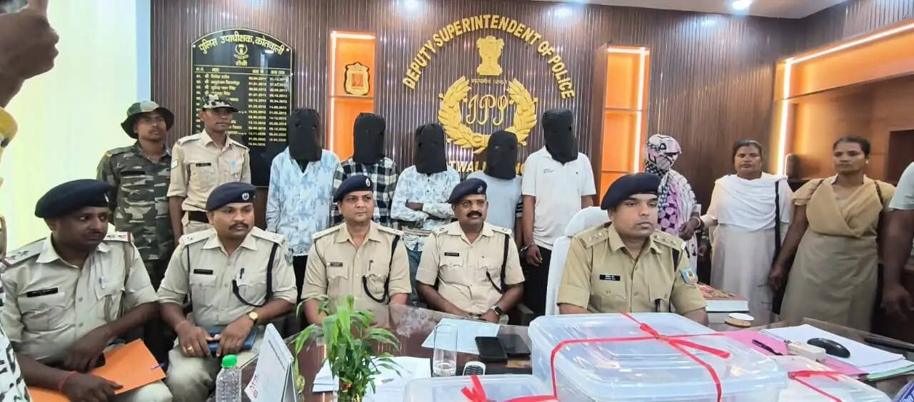 ड्रग्स रैकेट पर पुलिस का वार, महिला समेत छह गिरफ्तार, मास्टरमाइंड फरार