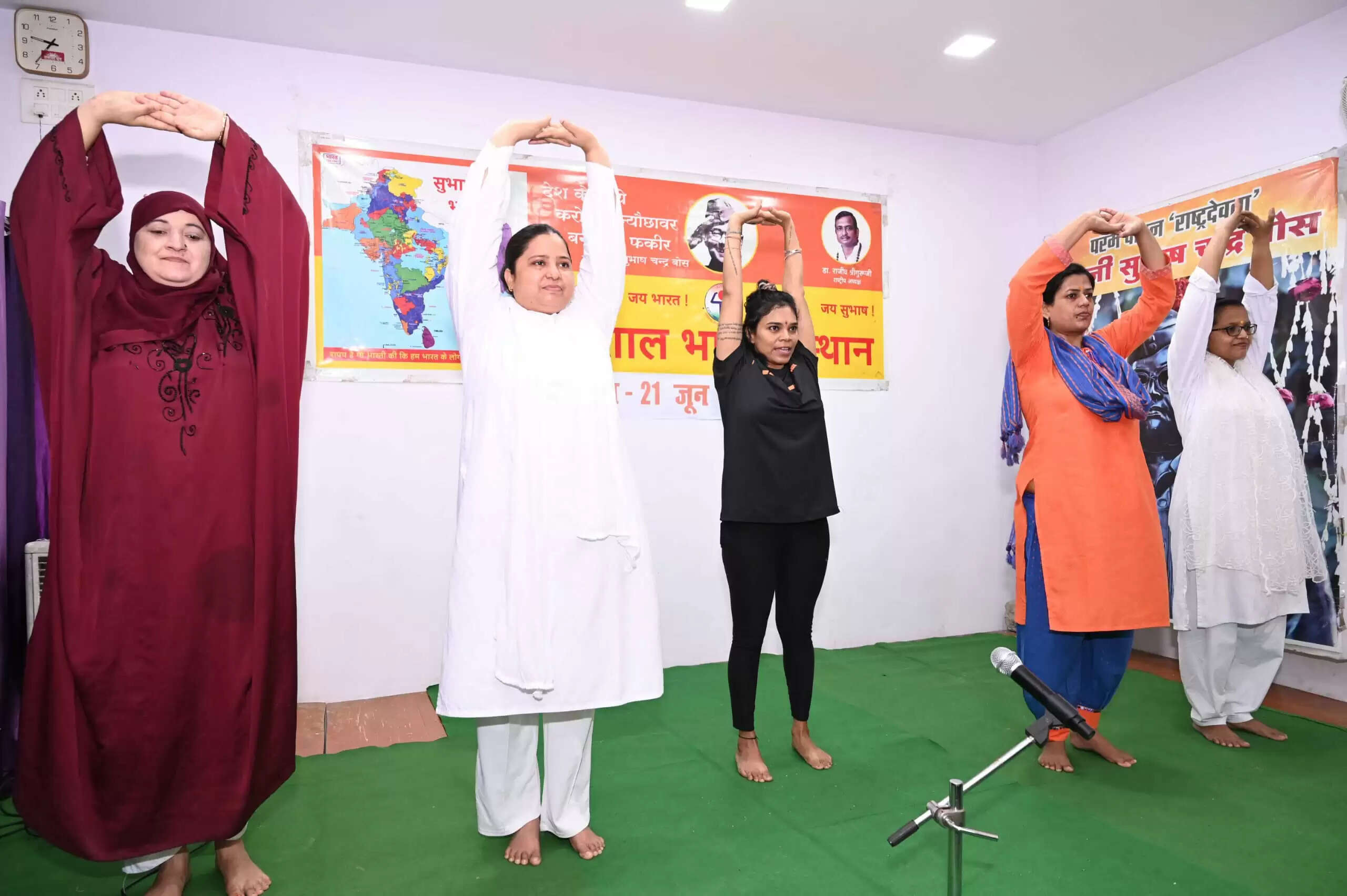 काशी में मुस्लिम महिलाओं ने किया योग, कट्टरपंथियों को दिया जबाव