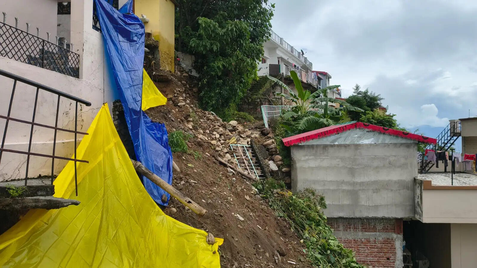 बाैराड़ी में पुश्ता गिरने से खतरे की जद में आए कई आवासीय मकान
