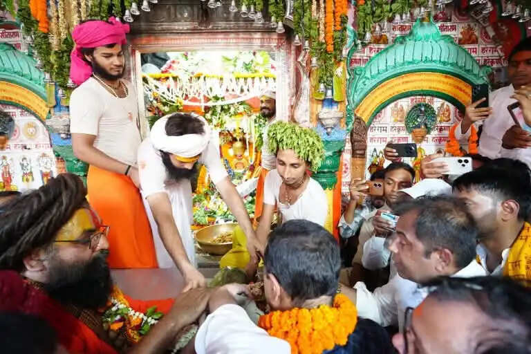 अरविंद केजरीवाल ने राम जन्मभूमि और हनुमानगढ़ी में किए दर्शन