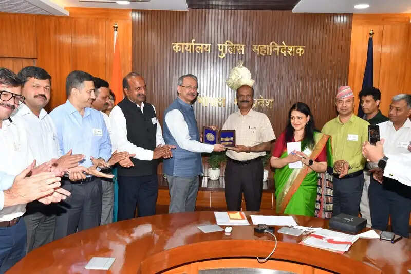 मप्रः नेशनल डिफेंस कॉलेज के प्रतिनिधिमंडल ने डीजीपी मकवाणा से की सौजन्य भेंट