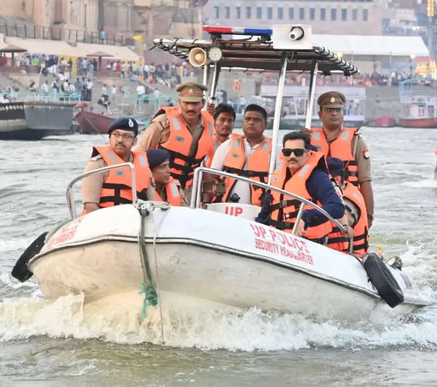 जबलपुर बरगी डैम क्रूज हादसे के बाद वाराणसी में गंगा नदी में बढ़ी चौकसी, नाविकों से संवाद