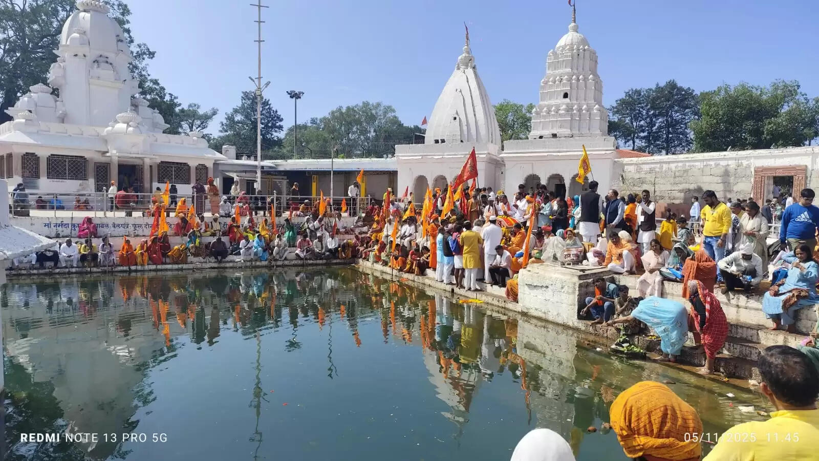 अनूपपुर: कार्तिक पूर्णिमा में श्रद्धालुओं ने नर्मदा, सोन सहित सरोवरों में लगाई डुबकी, किया दीप दान