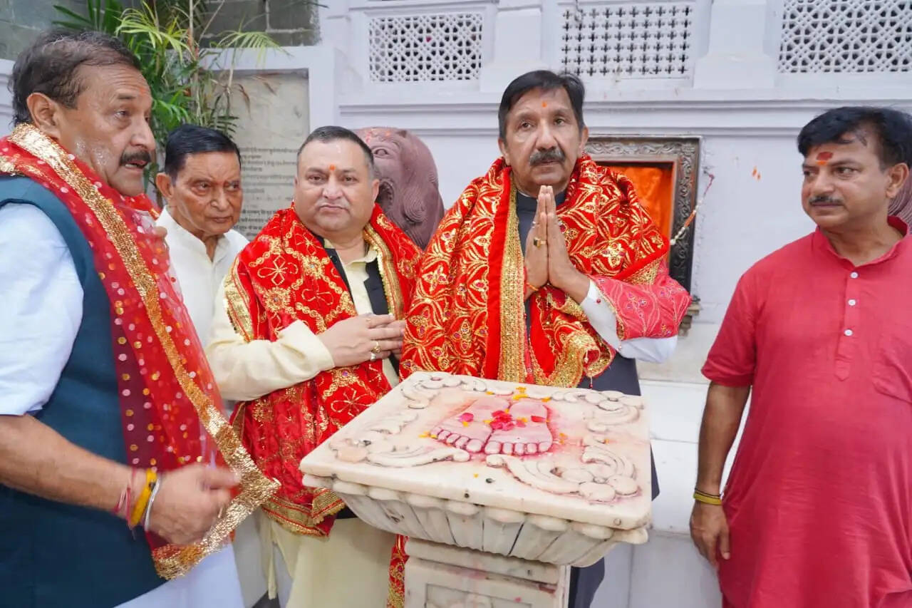 उप मुख्यमंत्री मुकेश अग्निहोत्री ने माता ब्रजेश्वरी मंदिर में नवाया शीश