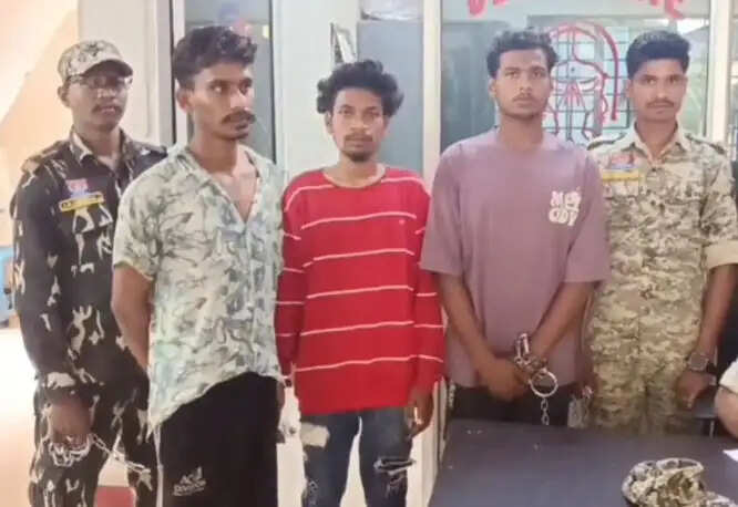 चोरी की मोटर साइकिल के साथ 03 आरोपित गिरफ्तार