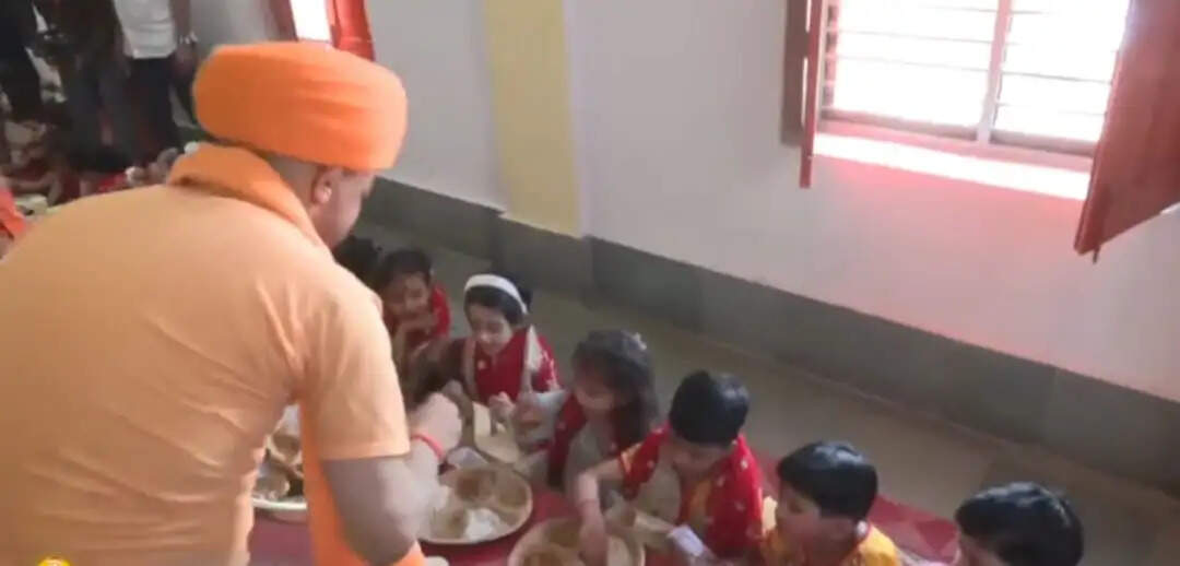 बेटियों के पांव पखार मुख्यमंत्री योगी ने की मातृ शक्ति की आराधना