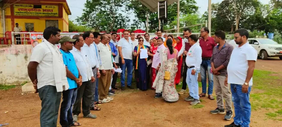 खाद व बीज की किल्लत को लेकर कांग्रेस कार्यकर्ताओं ने किया प्रदर्शन