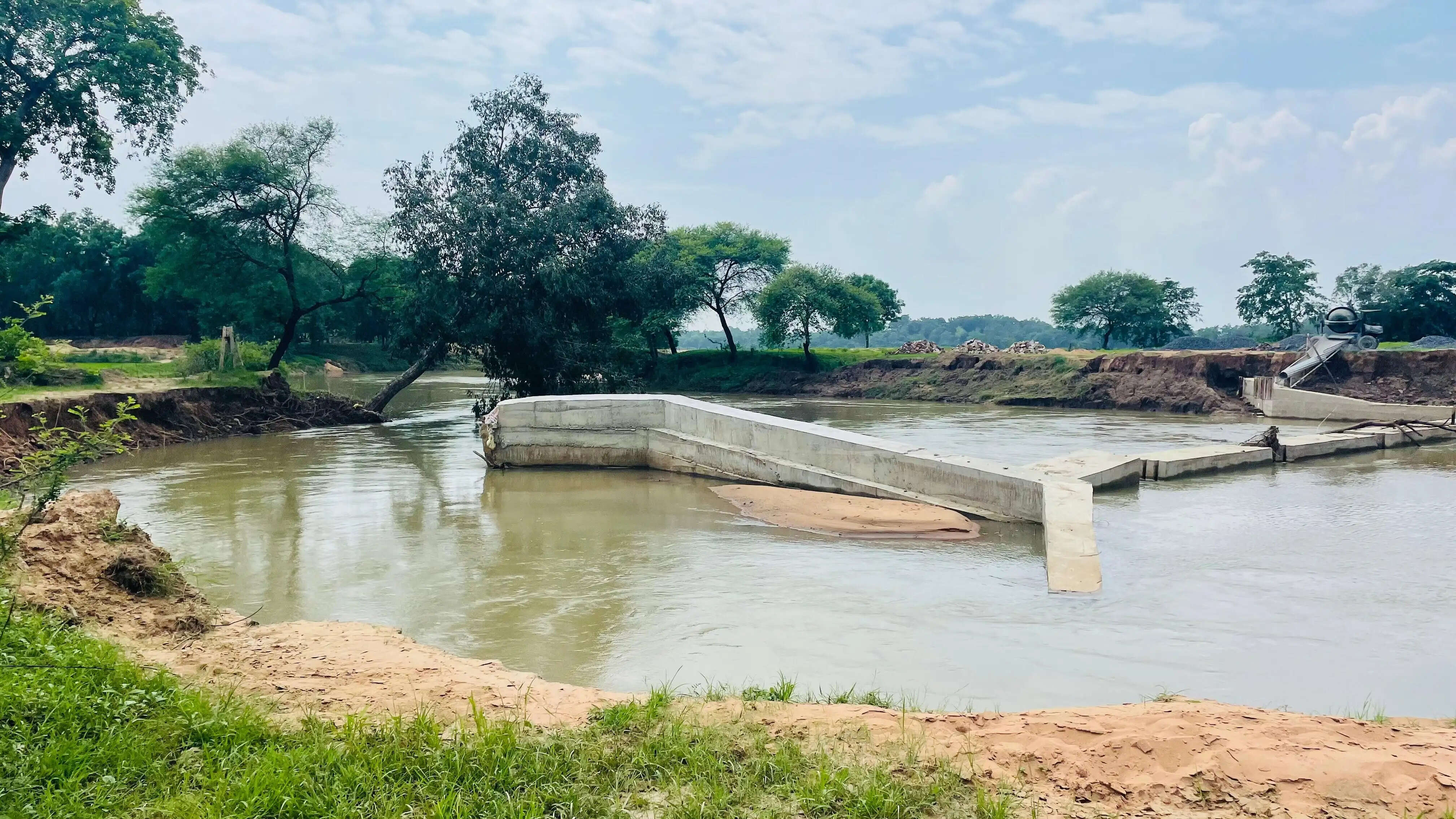 धमतरी जिले में पहली बारिश में ही बह गया 42 लाख का स्टापडेम, निर्माण की गुणवत्ता पर उठे सवाल