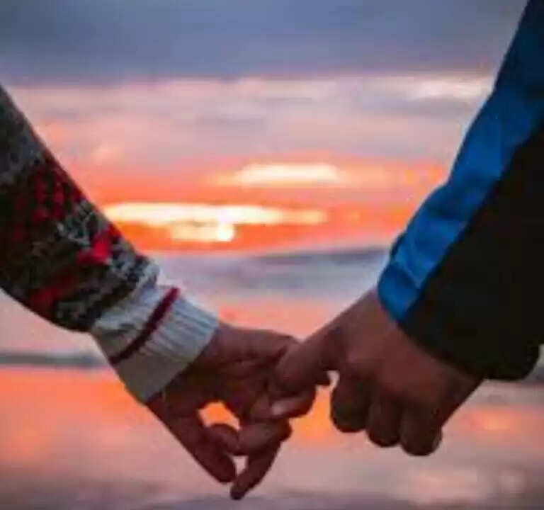 पति और चार बच्चों को छोड़ महिला ने प्रेमी से की शादी