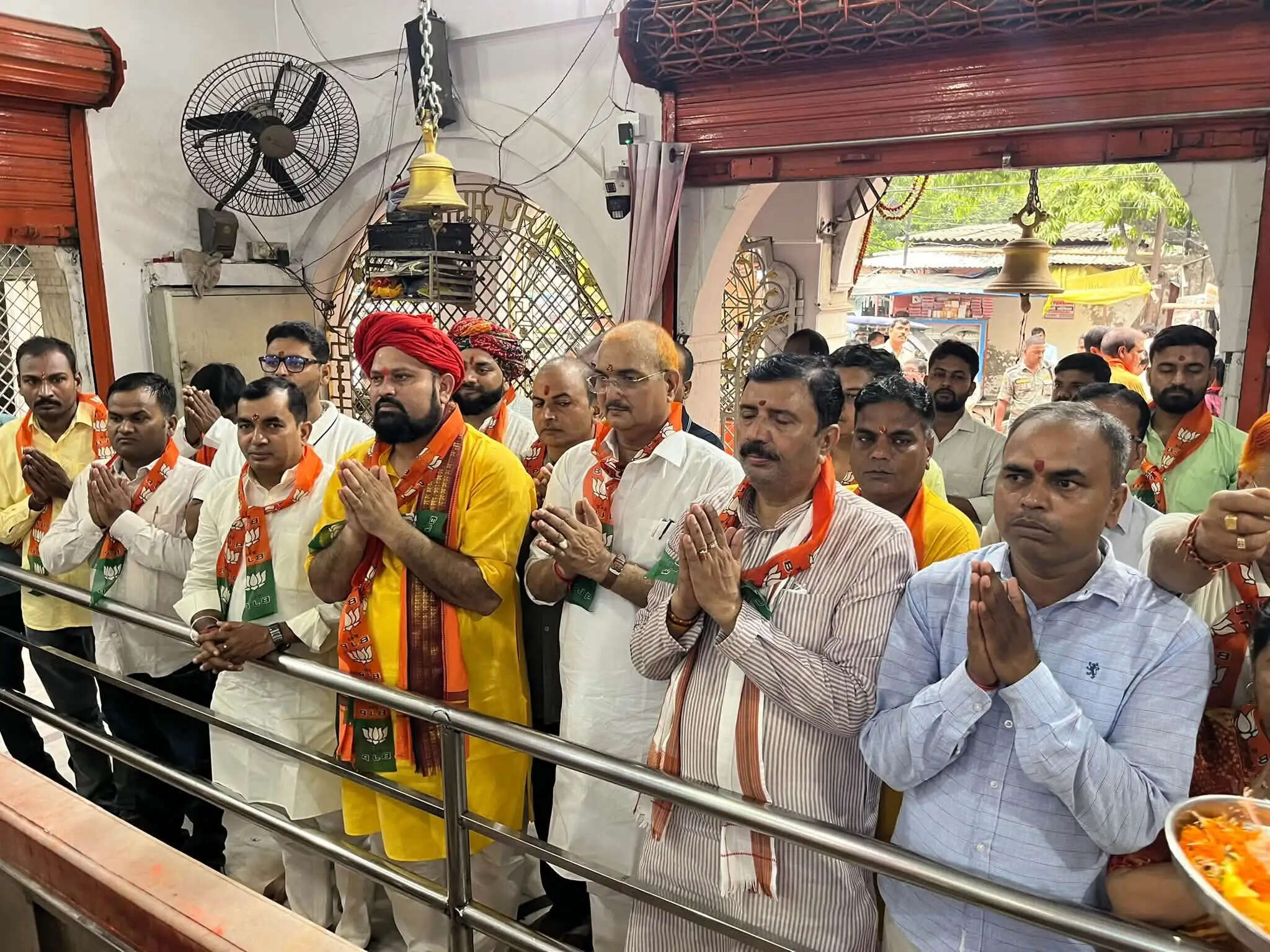 प्रधानमंत्री&nbsp;के जन्मदिन पर कचहरी दुर्गा मंदिर में गूंजे वैदिक मंत्र, भाजपा कार्यकर्ताओं ने किया हवन-पूजन