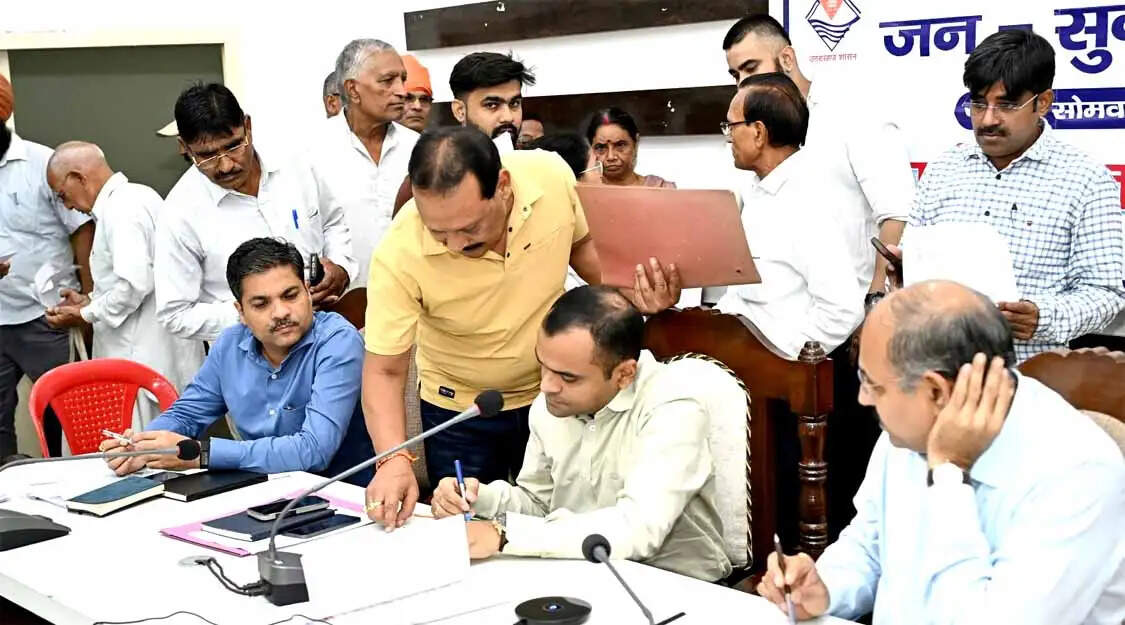 जनसुनवाई में 65 शिकायतें दर्ज, 32 का मौके पर निस्तारण