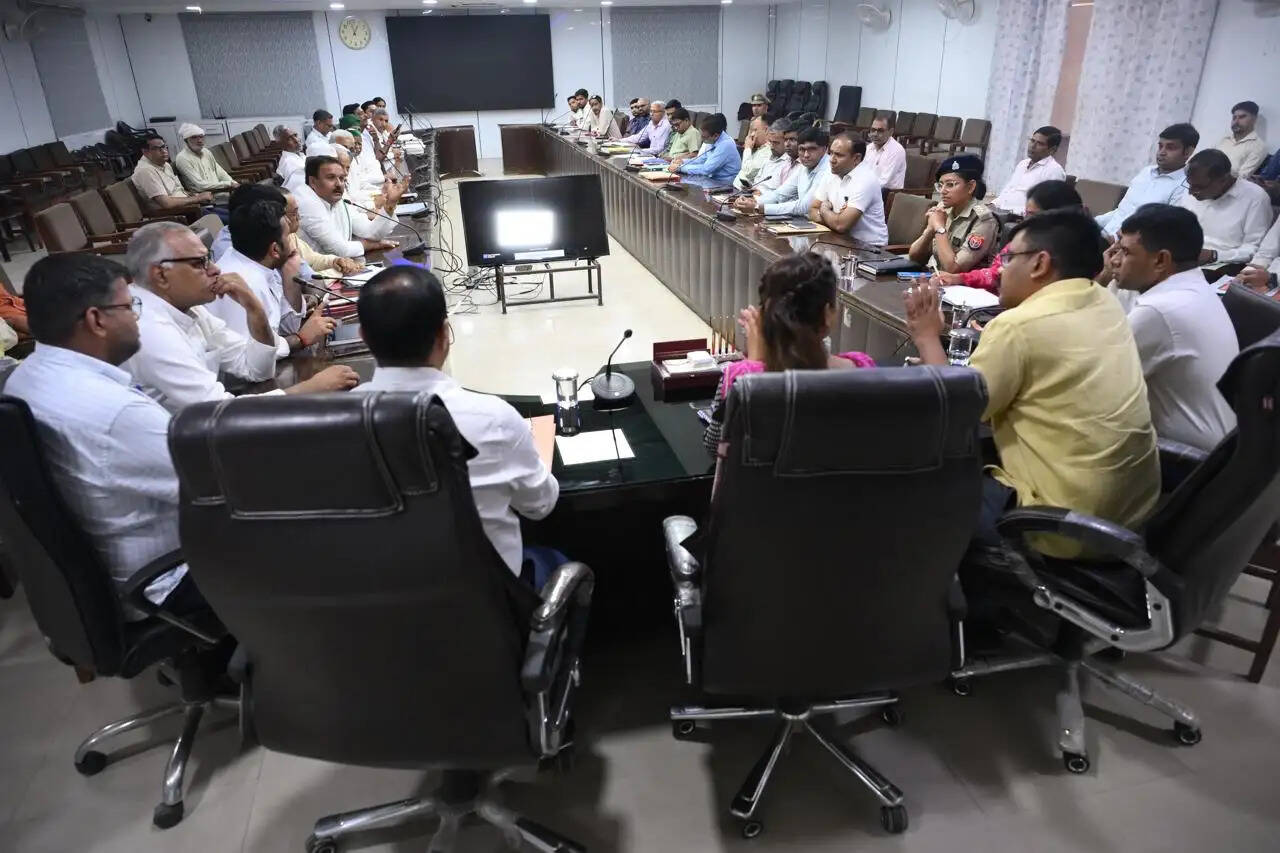 दिल्ली–देहरादून एक्सप्रेसवे पर गंगनौली कट की मांग को लेकर किसानों की प्रशासन से वार्ता
