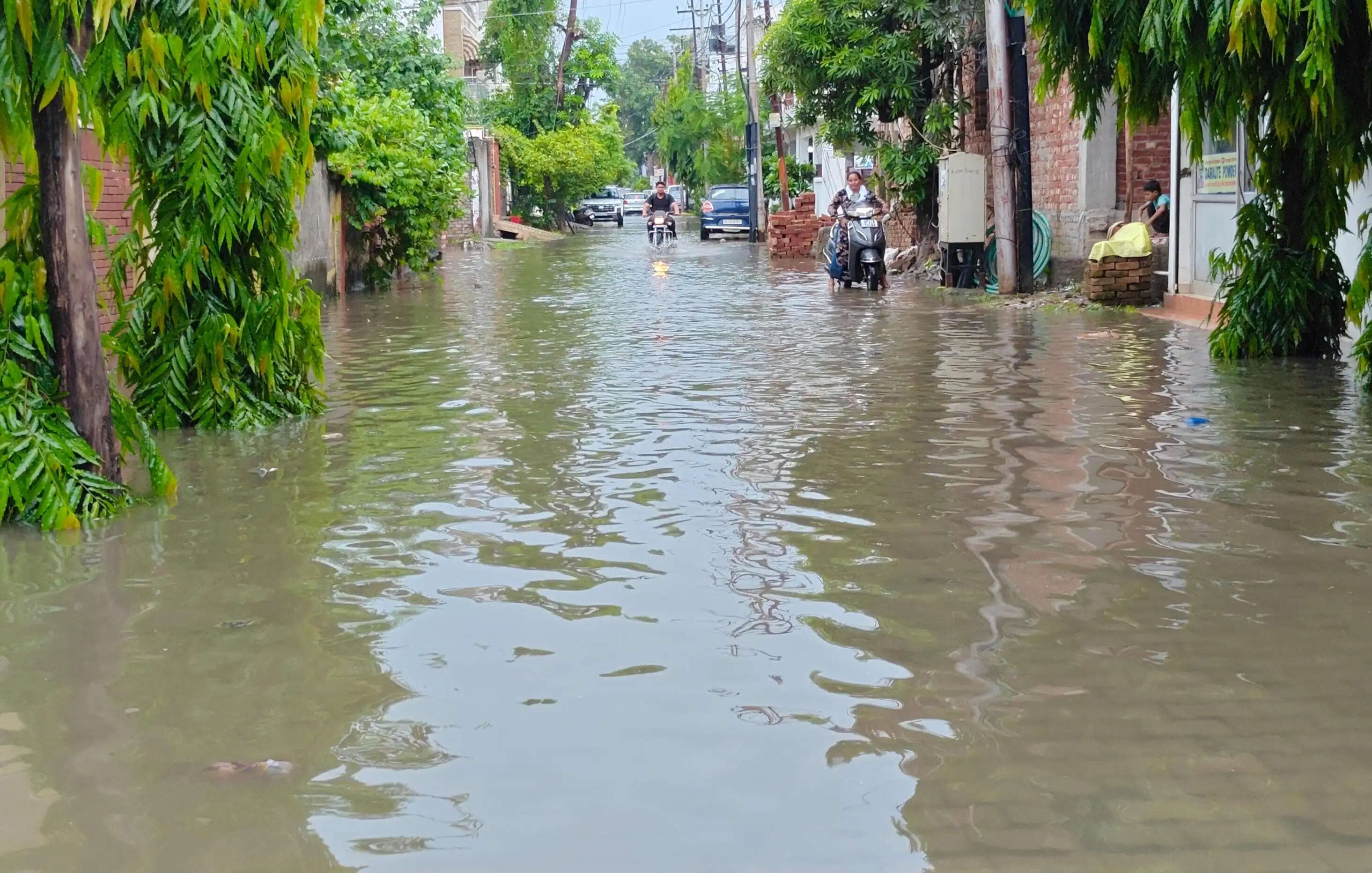 नगर निगम के जल निकासी के दावों की निकली हवा, दो घंटे की बारिश में पानी से लबालब हुई पीतल नगरी