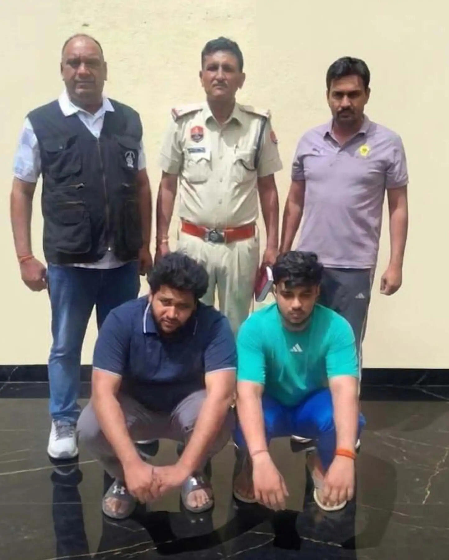 गुरुग्राम: सदर बाजार में उगाही करने वालों पर पुलिस का प्रहार, दो काबू