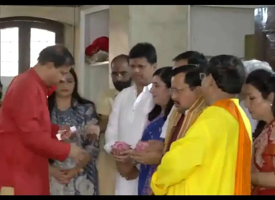 बंगाल की प्रचण्ड जीत के बाद दिल्ली के कालीबाड़ी मंदिर पहुंचे भाजपा अध्यक्ष
