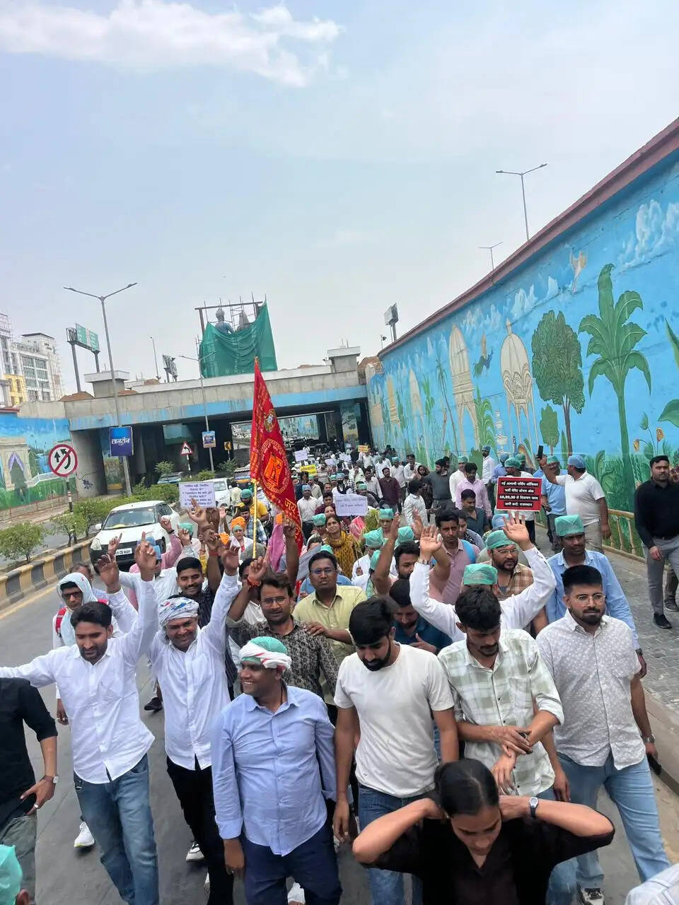 संविदा नर्सेज कर्मियों ने दौसा से जयपुर पदयात्रा के बाद मंत्री डॉ. किरोड़ी लाल मीणा के निवास पर दिया धरना