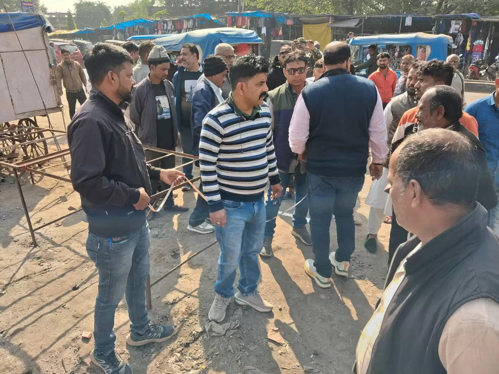 अतिक्रमण कार्यों पर चला छावनी परिषद का डंडा, सड़क से हटकर लगेंगी दुकानें