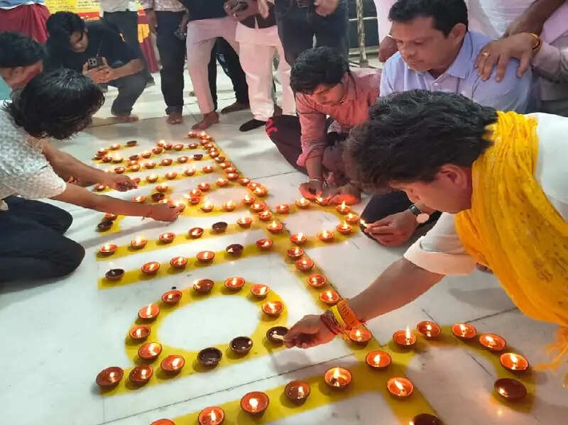 केन्द्रीय मंत्री सिंधिया ने गुना में श्री हनुमान टेकरी पर जलाया ‘आशीर्वाद का दीया’, गूंजा सेवा का संदेश