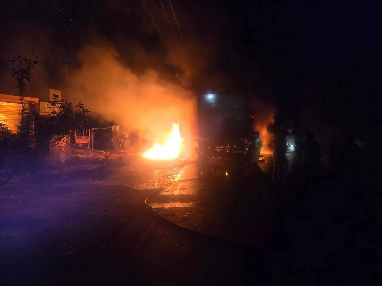 ट्रक—डंपर की भिड़ंत में ड्राइवर की जिंदा जल कर मौत, दोनों वाहन जल कर खाक