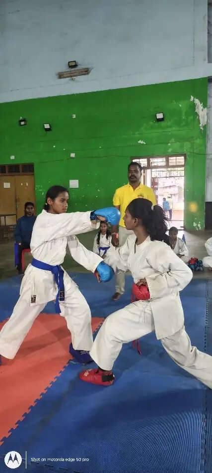 जिला स्तरीय प्रतियोगिता में खिलाड़ी दिखा रहे दम
