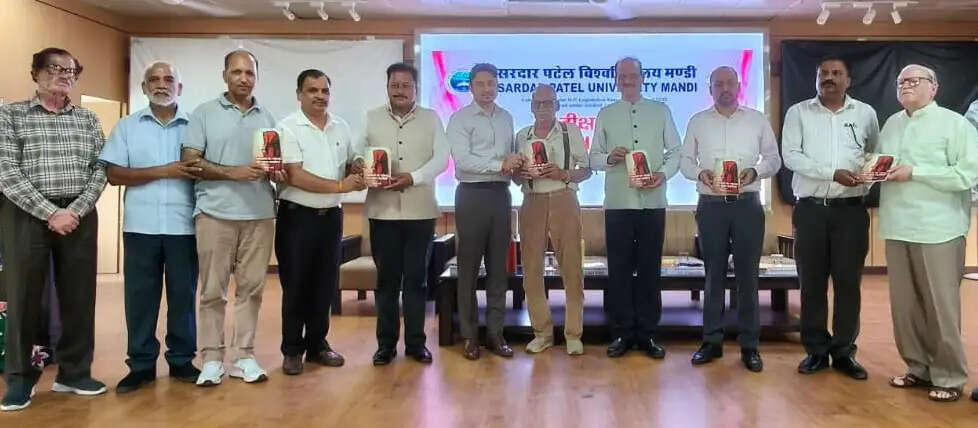 वरिष्ठ साहित्यकार डा. गंगाराम राजी के 36वें कहानी संग्रह का उपायुक्त ने किया विमोचन