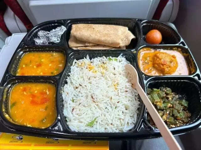 वंदे भारत ट्रेनों में परोसा जाएगा स्थानीय व्यंजन, आगे चलकर सभी ट्रेनों में होगा विस्तार