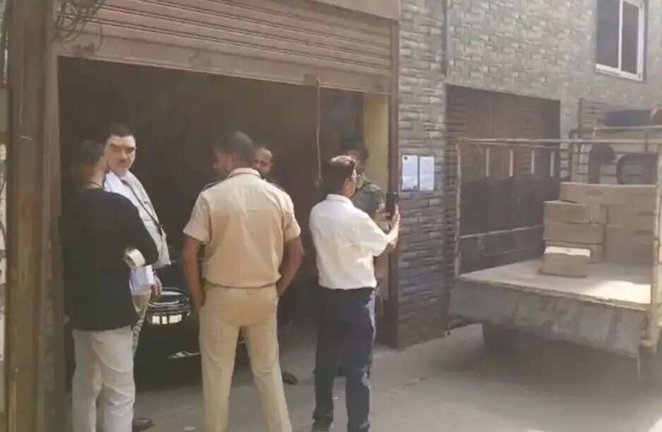 बॉम्बे उच्च न्यायालय के आदेश पर छापेमारी में लाखों रुपये का अवैध कॉस्मेटिक सामग्री बरामद