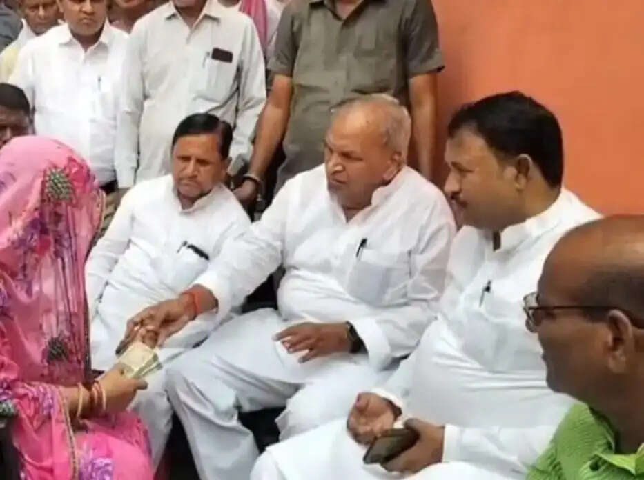 नौतन हथियागढ़ हत्याकांड: अखिलेश यादव ने भेजी एक लाख रुपये की सहायता, पूर्व मंत्री ब्रह्माशंकर त्रिपाठी ने परिवार को सौंपा