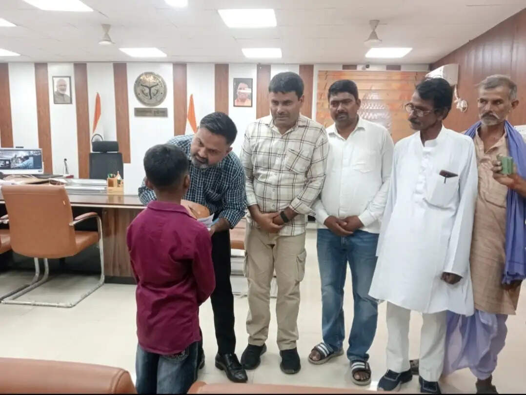 नेपाल के बाढ़ पीड़ितों की मदद को गुल्लक लेकर डीएम ऑफिस पहुंचा मासूम