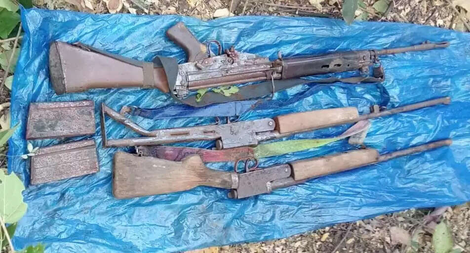 छत्तीसगढ़ के धमतरी-गर‍ियाबंद के जंगलों से नक्सलियों का हथियार डम्प बरामद