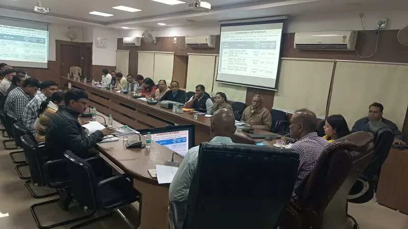 दुग्ध उत्पादन दोगुना करने का लक्ष्य करें निर्धारित: संभागायुक्त संजीव सिंह